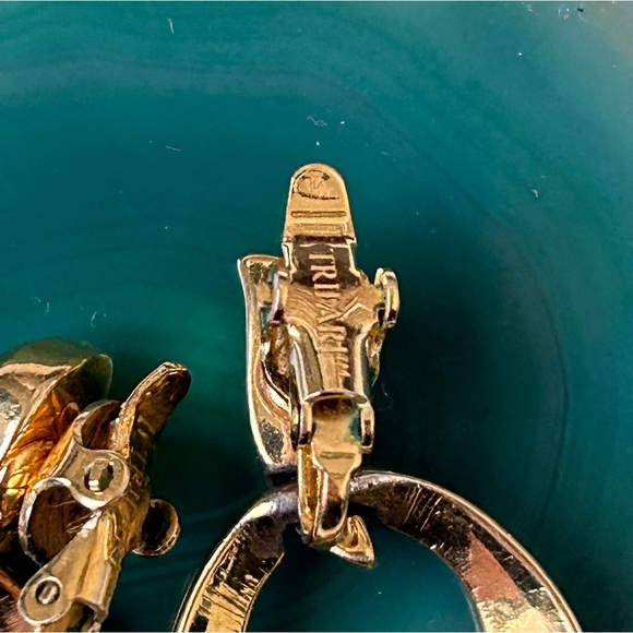 Vintage TRIFARI Dangle Clip On Earrings Black Enamel and Gold Tone. - Picture 8 of 8